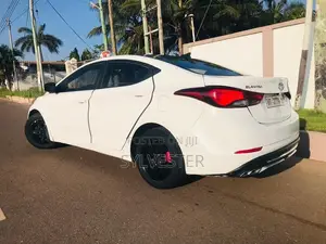 Hyundai Elantra SE Sedan FWD (1.8L 4cyl 6A) 2016 White