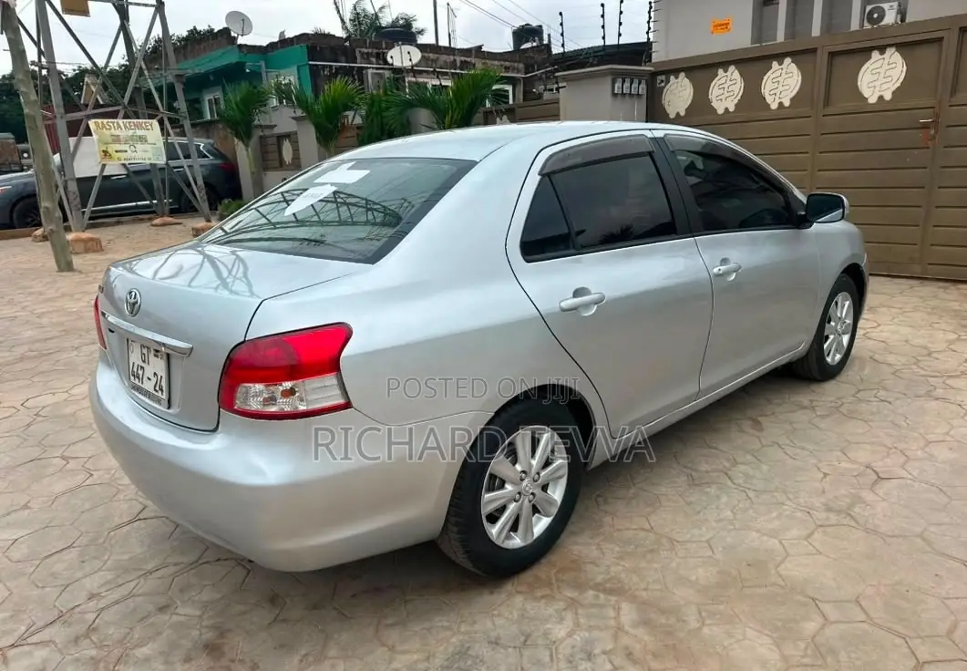Toyota Belta 2010 Silver