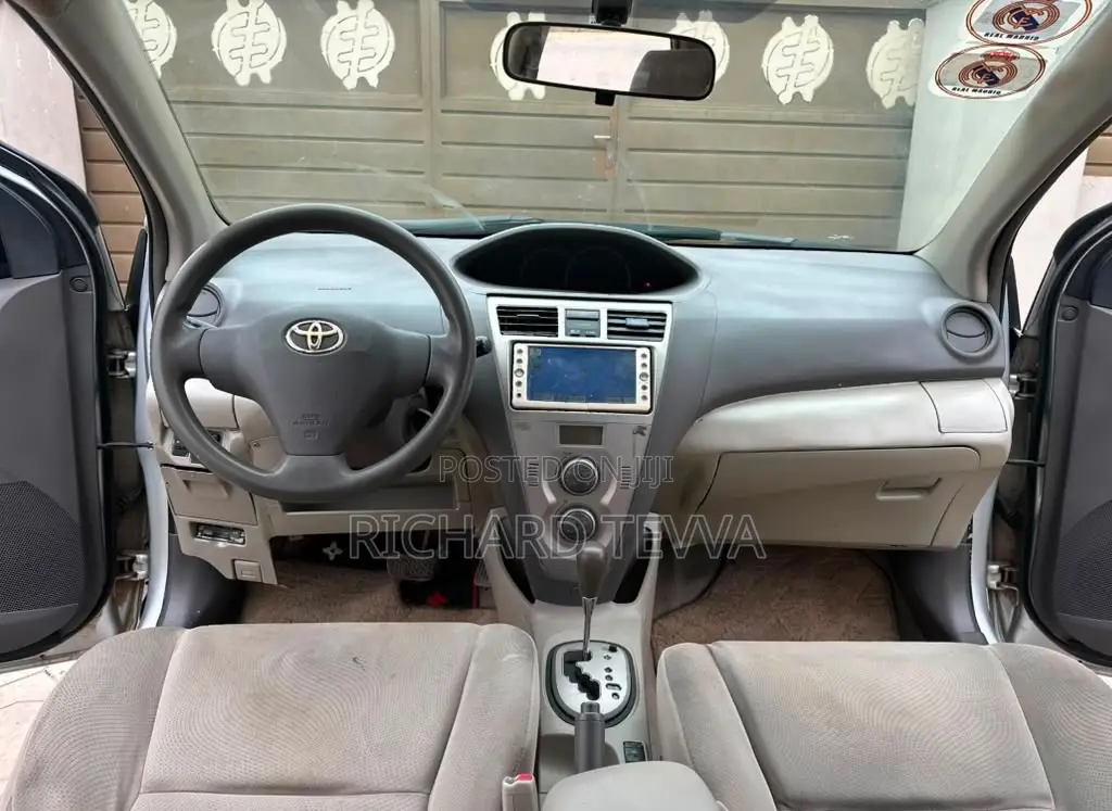 Toyota Belta 2010 Silver
