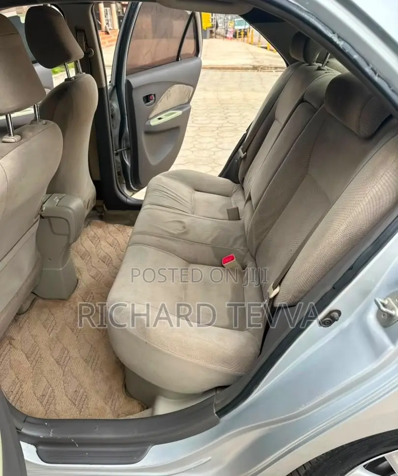 Toyota Belta 2010 Silver