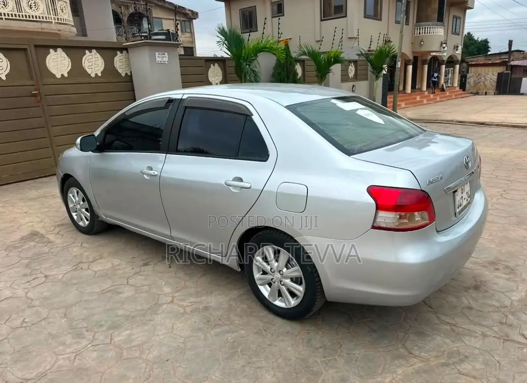 Toyota Belta 2010 Silver