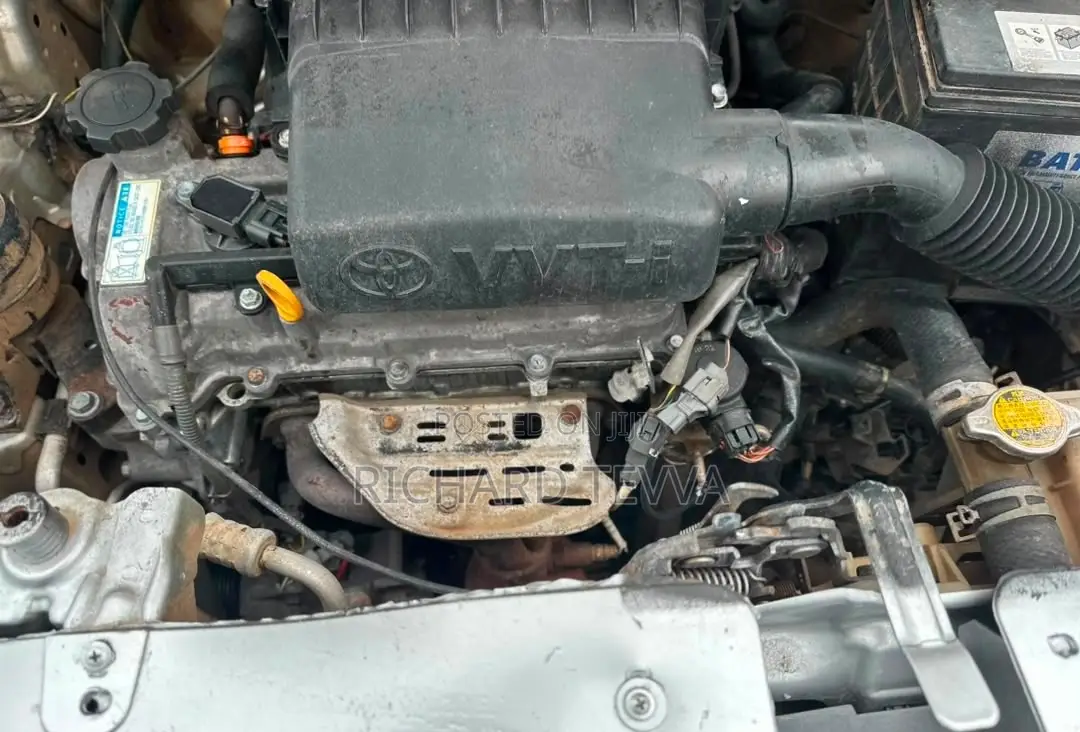 Toyota Belta 2010 Silver