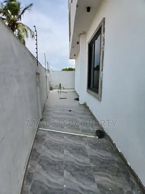 4bdrm Duplex in Batsona, Baatsona Total for sale
