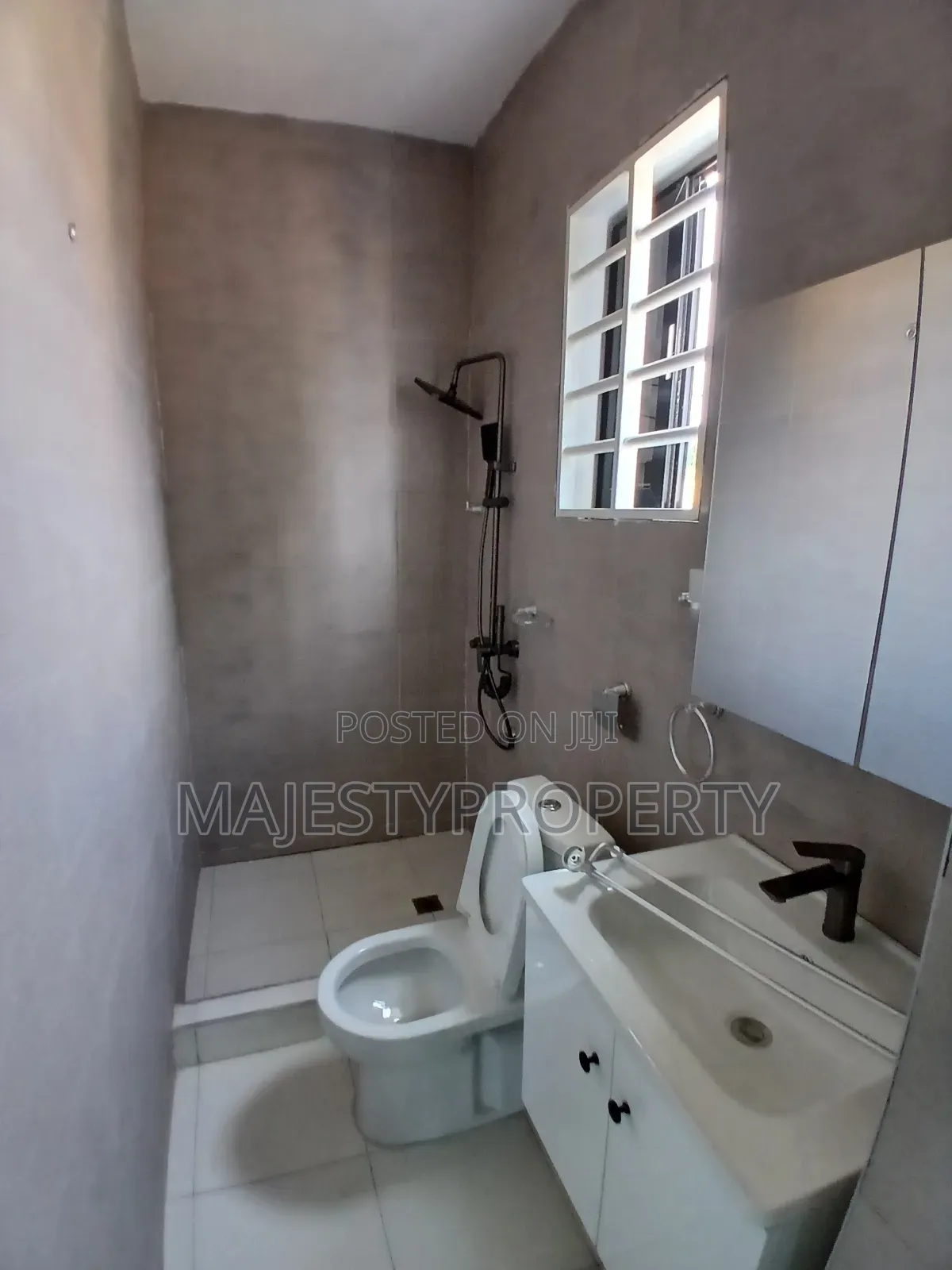 4bdrm Duplex in Batsona, Baatsona Total for sale