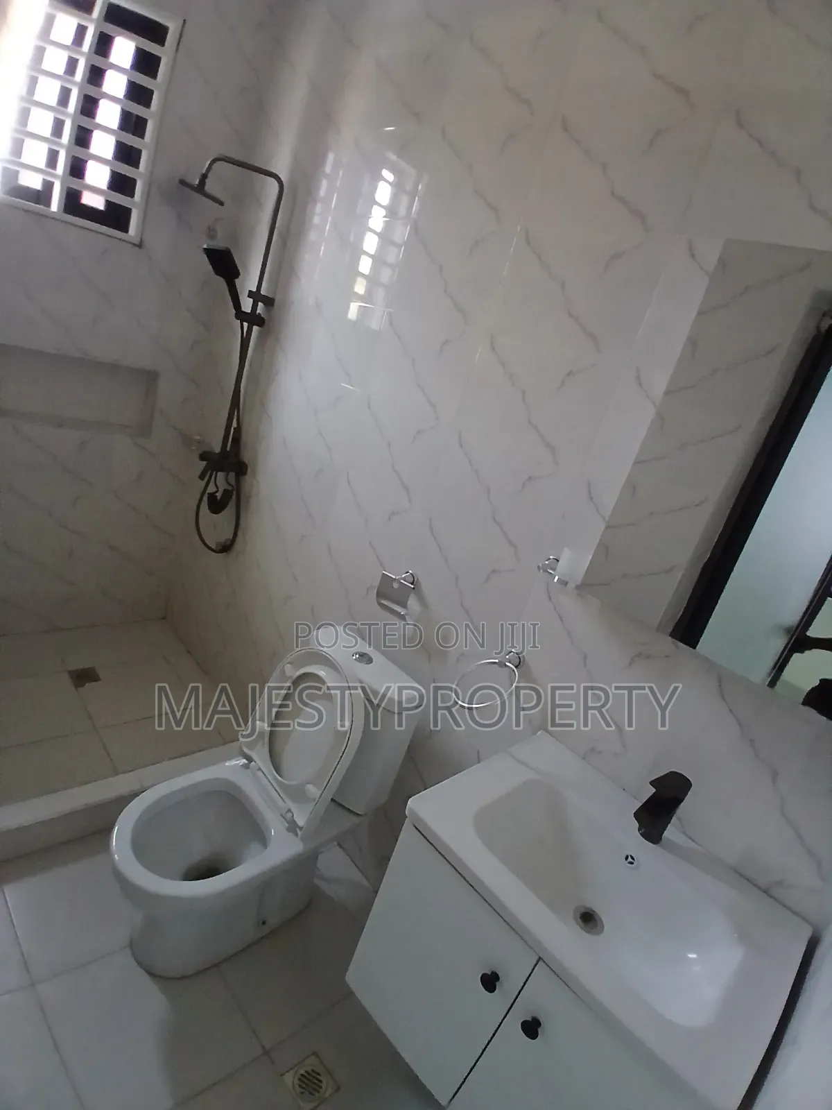 4bdrm Duplex in Batsona, Baatsona Total for sale