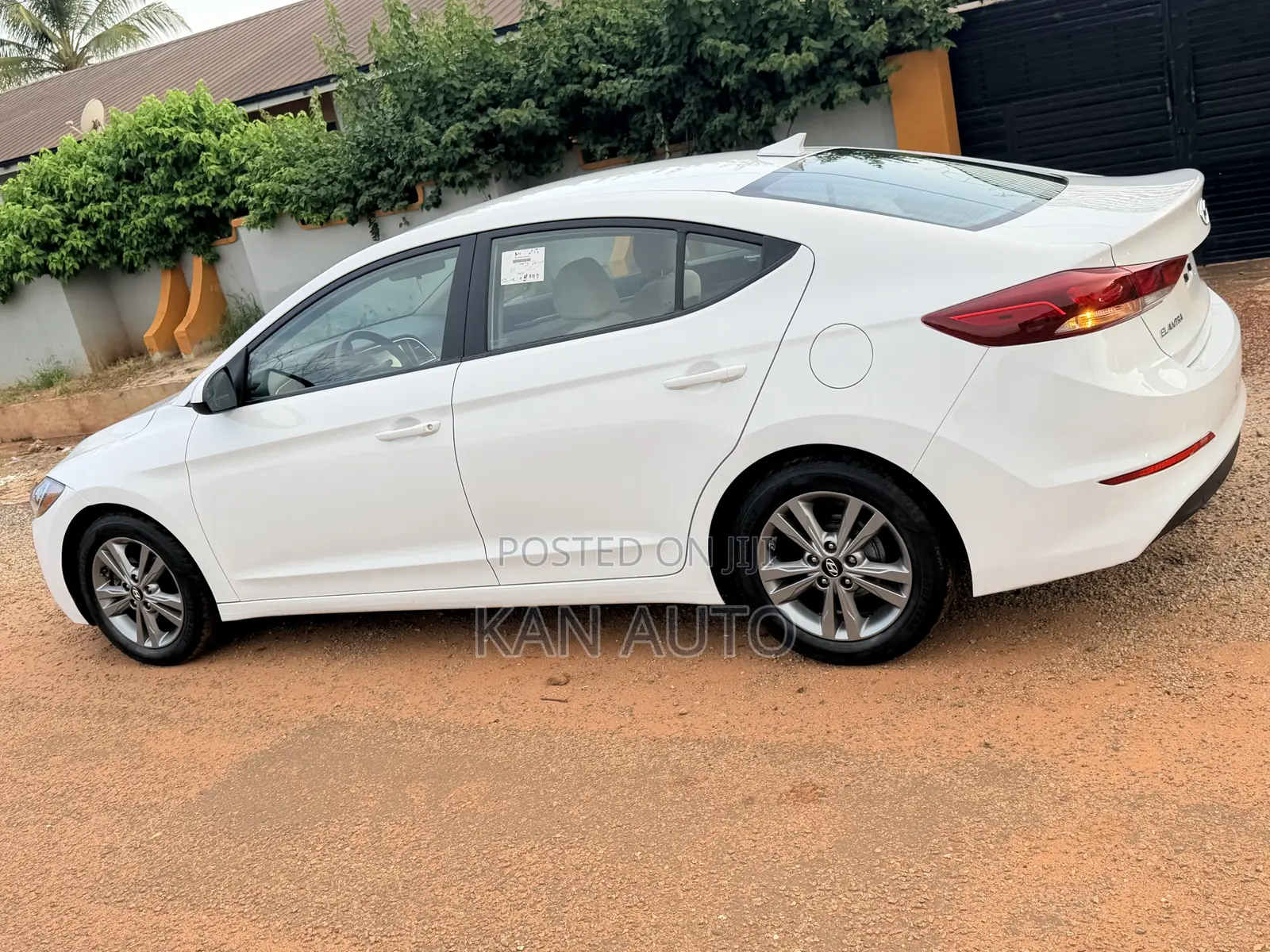 Hyundai Elantra SE Sedan FWD (2.0L 4cyl 6M) 2017 White