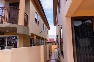 3bdrm House in Oak Villa Estate, Accra Metropolitan for sale