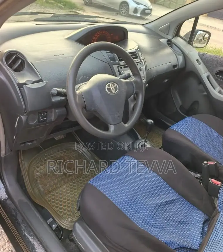 Toyota Vitz 1.3 AWD 3dr 2010 Black