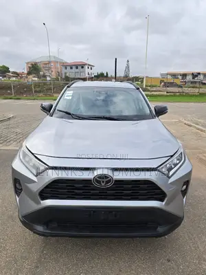 Toyota RAV4 XLE 2021 Silver
