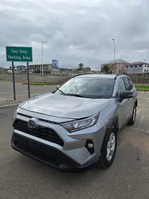 Toyota RAV4 XLE 2021 Silver