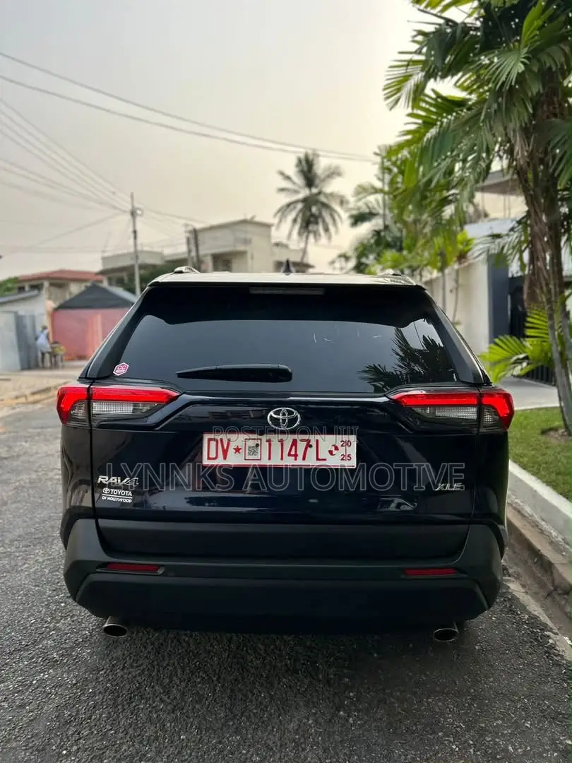 Toyota RAV4 XLE Premium 2022 Brown