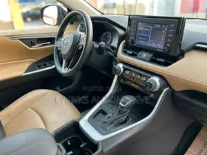 Toyota RAV4 XLE Premium 2022 Brown