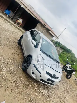 Toyota Vitz 2010 Silver