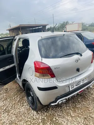 Toyota Vitz 2010 Silver