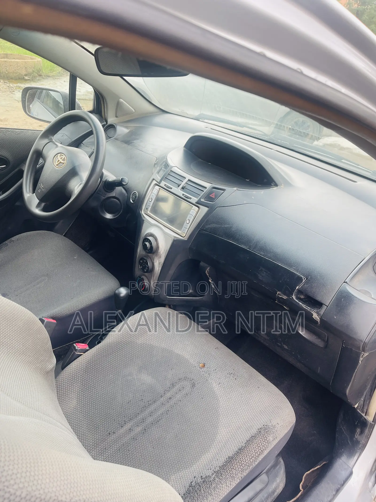 Toyota Vitz 2010 Silver
