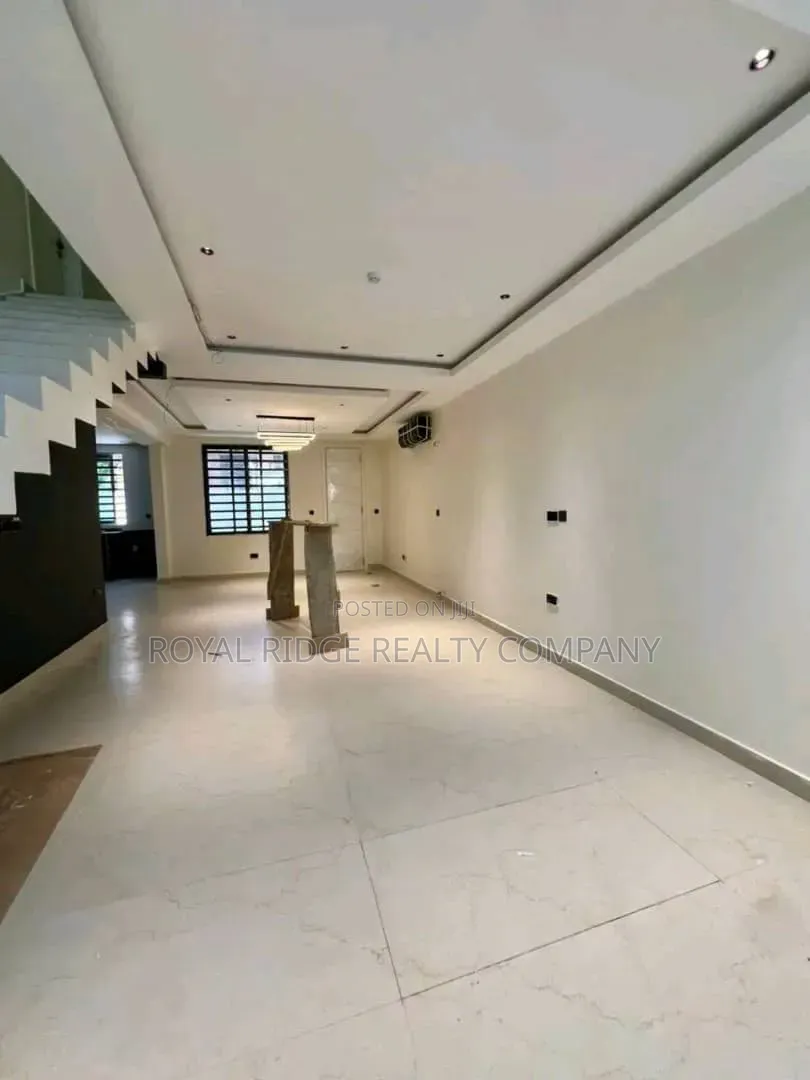4bdrm Townhouse / Terrace in Burma Hills Close To, Accra Metropolitan