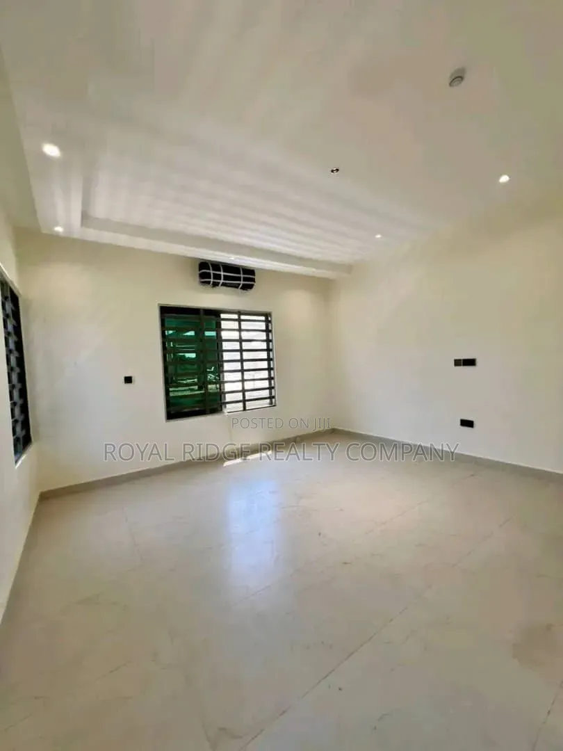 4bdrm Townhouse / Terrace in Burma Hills Close To, Accra Metropolitan