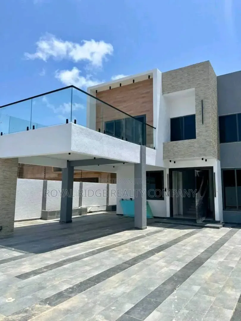 4bdrm Townhouse / Terrace in Burma Hills Close To, Accra Metropolitan