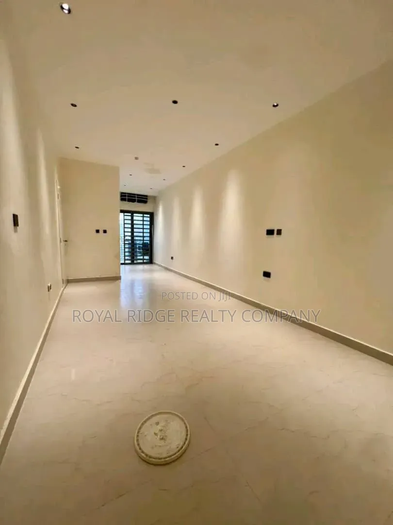 4bdrm Townhouse / Terrace in Burma Hills Close To, Accra Metropolitan