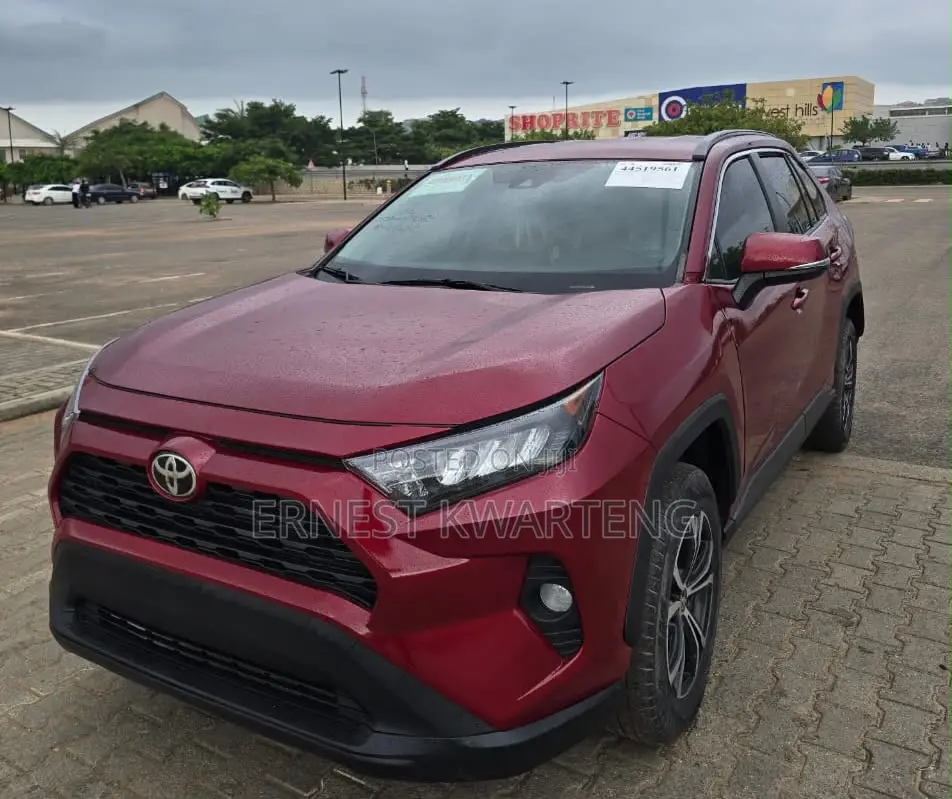 Toyota RAV4 XLE 2021 Brown