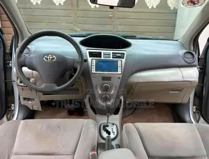 Toyota Vitz 1.3 FWD 5dr 2010 Silver