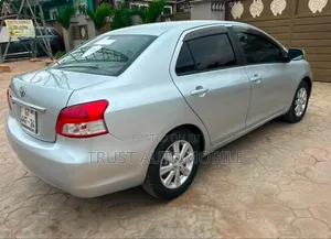 Toyota Vitz 1.3 FWD 5dr 2010 Silver
