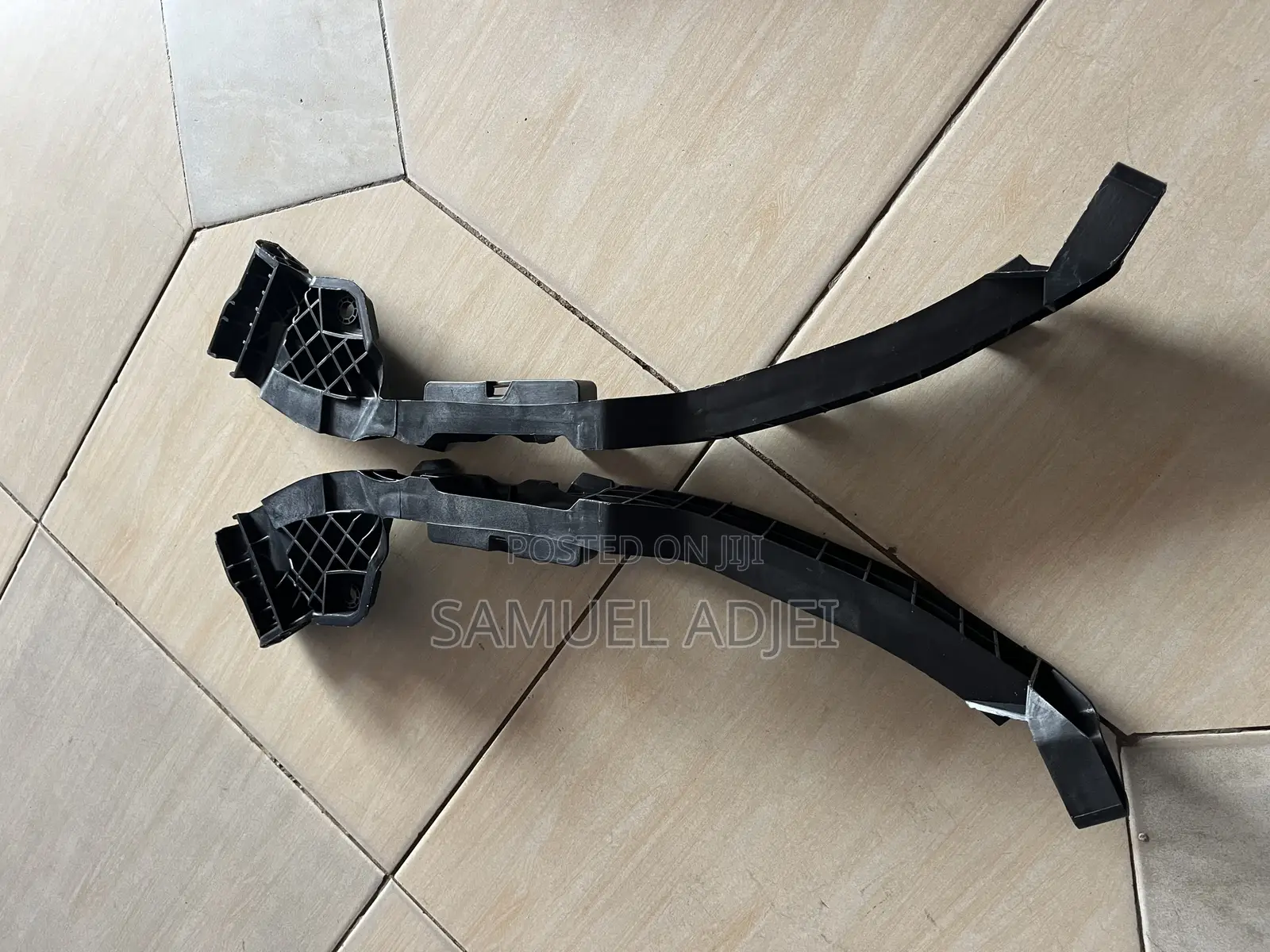 Honda Accord 2018 to 2022 Headlight Bracket/ Seat Pair.