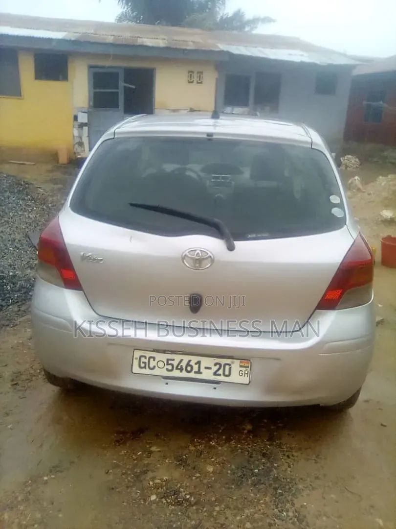 Toyota Vitz 2010 Silver