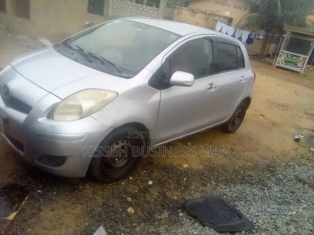 Toyota Vitz 2010 Silver