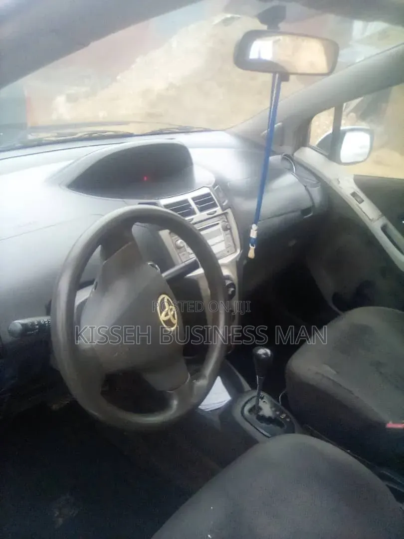 Toyota Vitz 2010 Silver