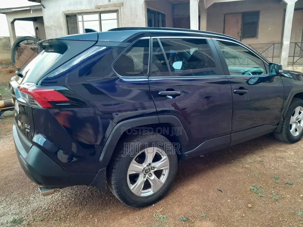 Toyota RAV4 2021 Blue