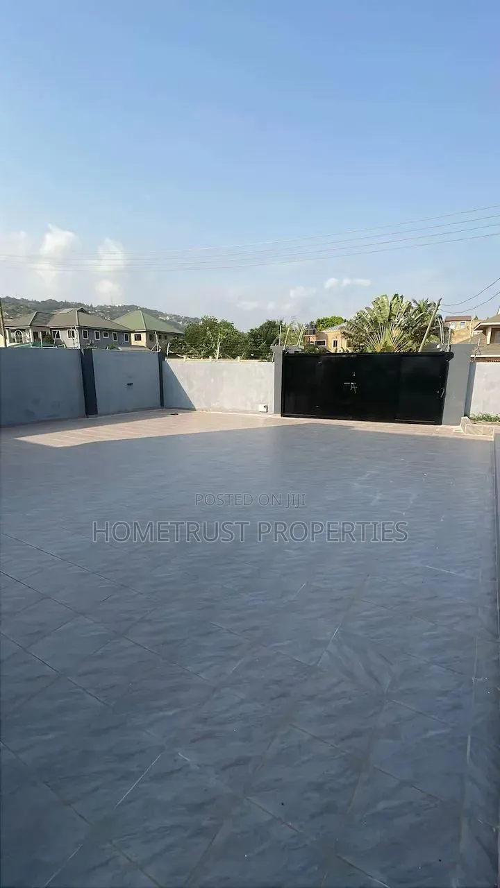 4bdrm Duplex in Oyarifa, Pentecost for sale
