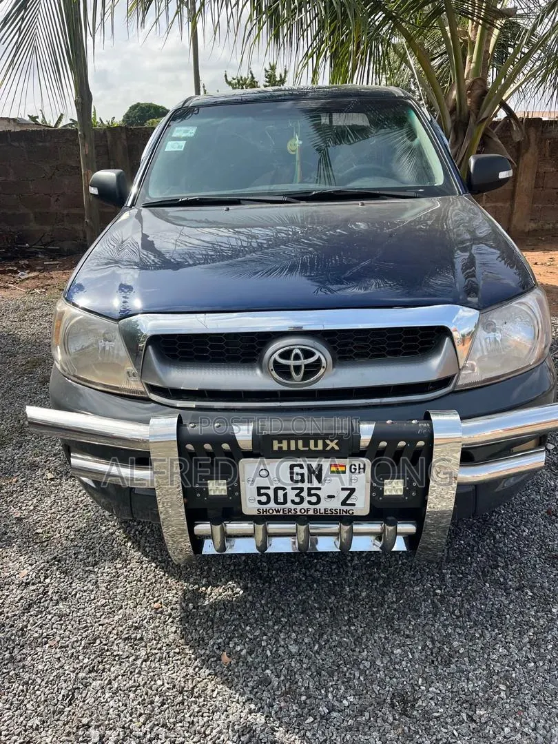 Toyota Hilux 2004 Blue
