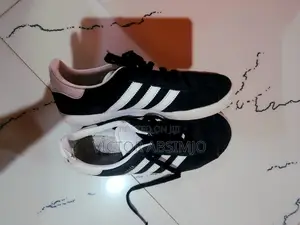 Adidas Sneakers