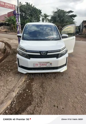 Toyota Voxy X 2WD 8-Seater 2015 White