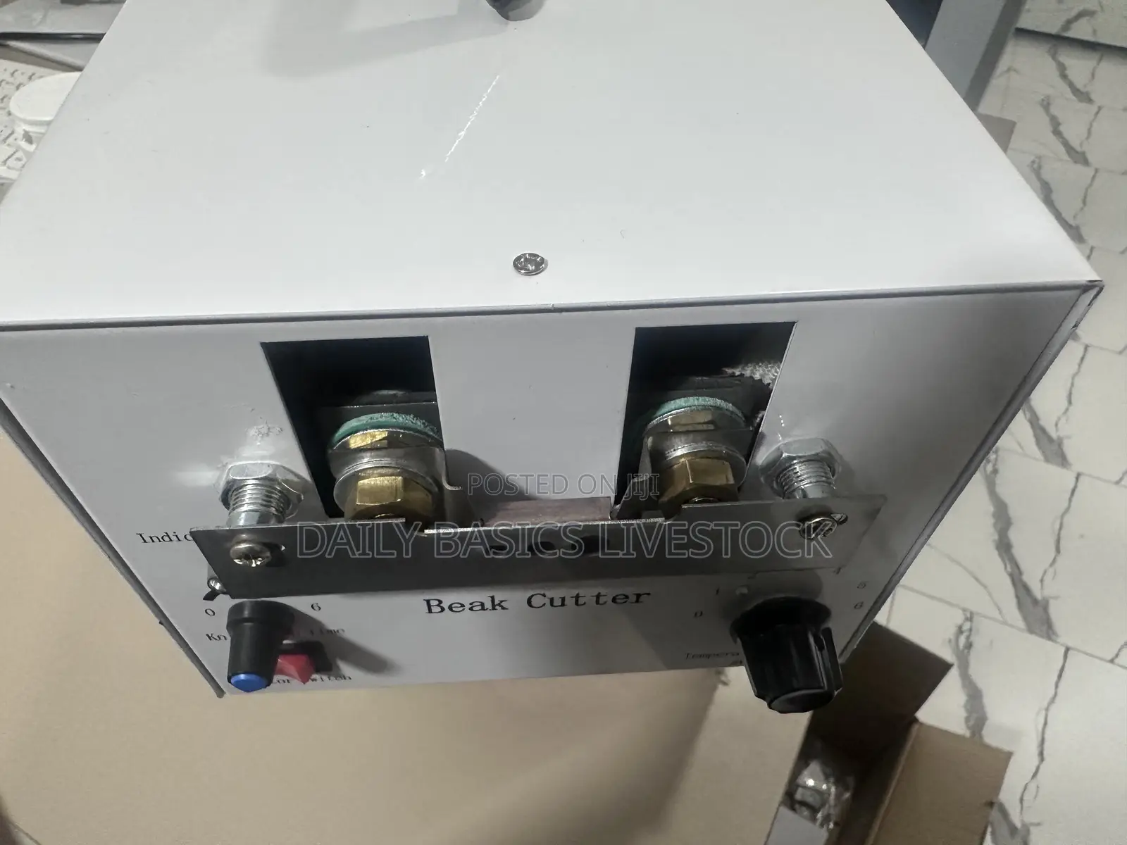 Automatic Debeaking Machine for Poultry