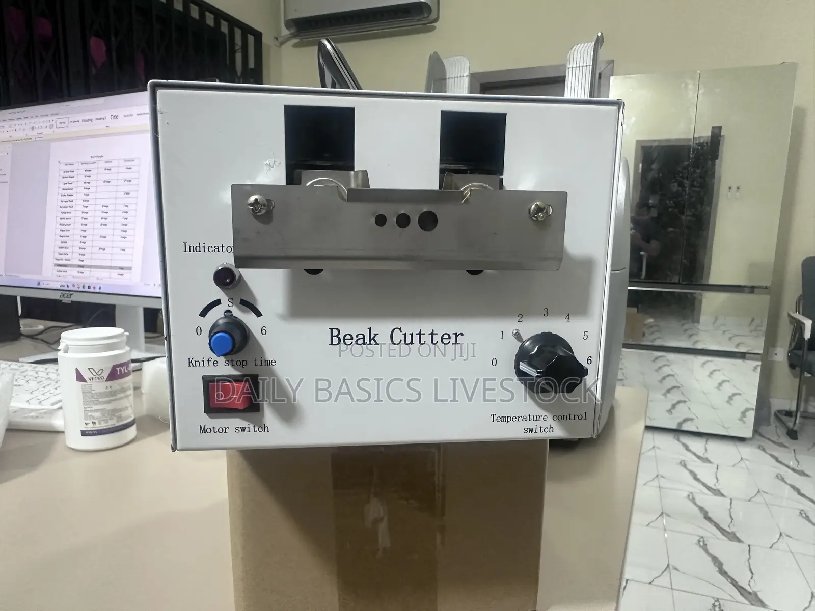 Automatic Debeaking Machine for Poultry