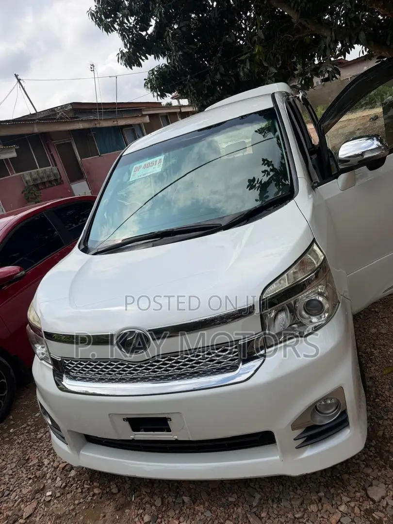 Toyota Voxy 2013 White