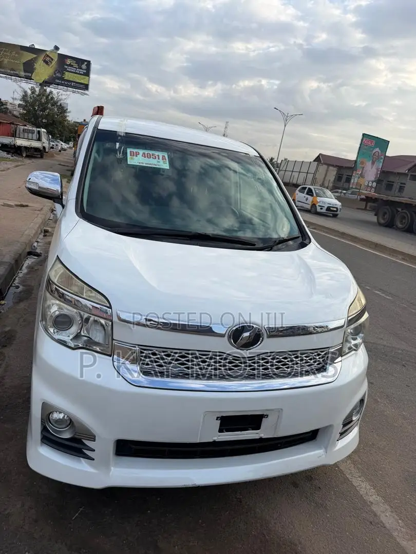 Toyota Voxy 2013 White