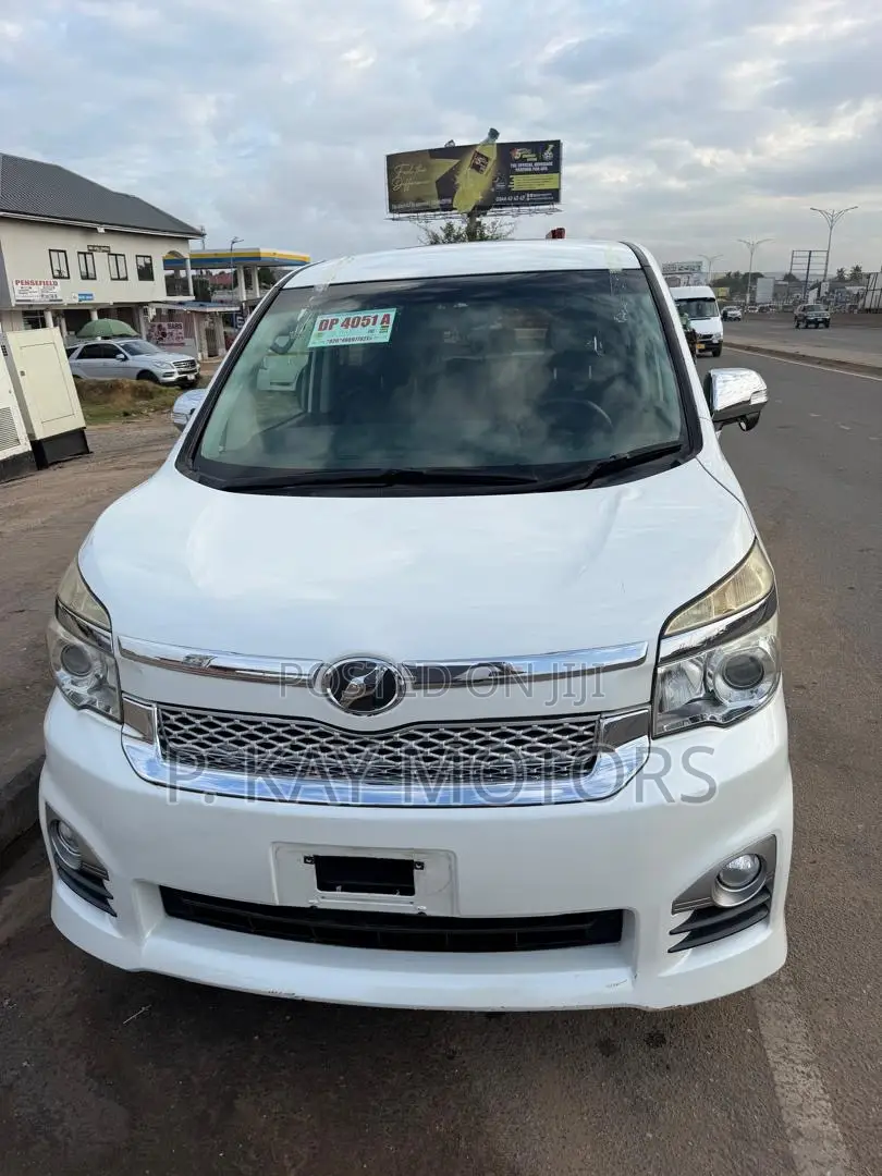 Toyota Voxy 2013 White