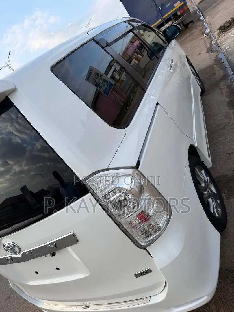Toyota Voxy 2013 White