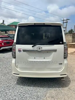 Toyota Voxy Trans-X 2WD 5-Seater 2013 Pearl