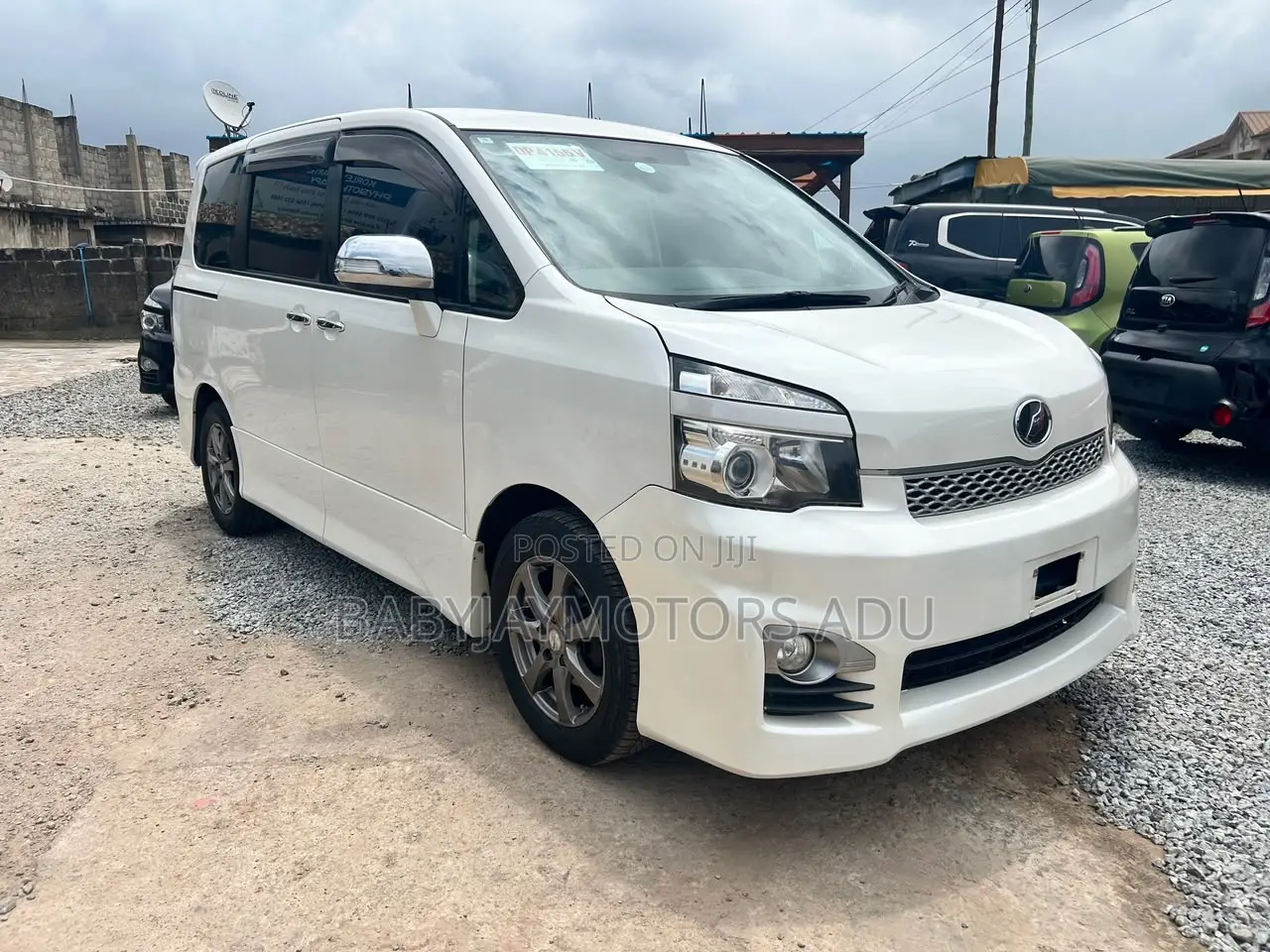 Toyota Voxy Trans-X 2WD 5-Seater 2013 Pearl