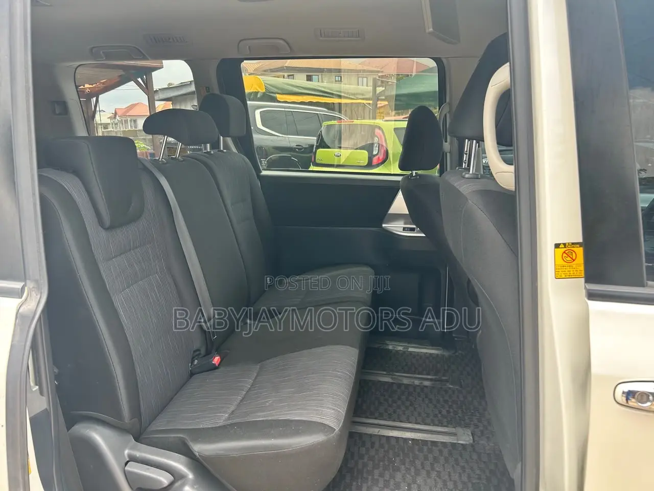 Toyota Voxy Trans-X 2WD 5-Seater 2013 Pearl