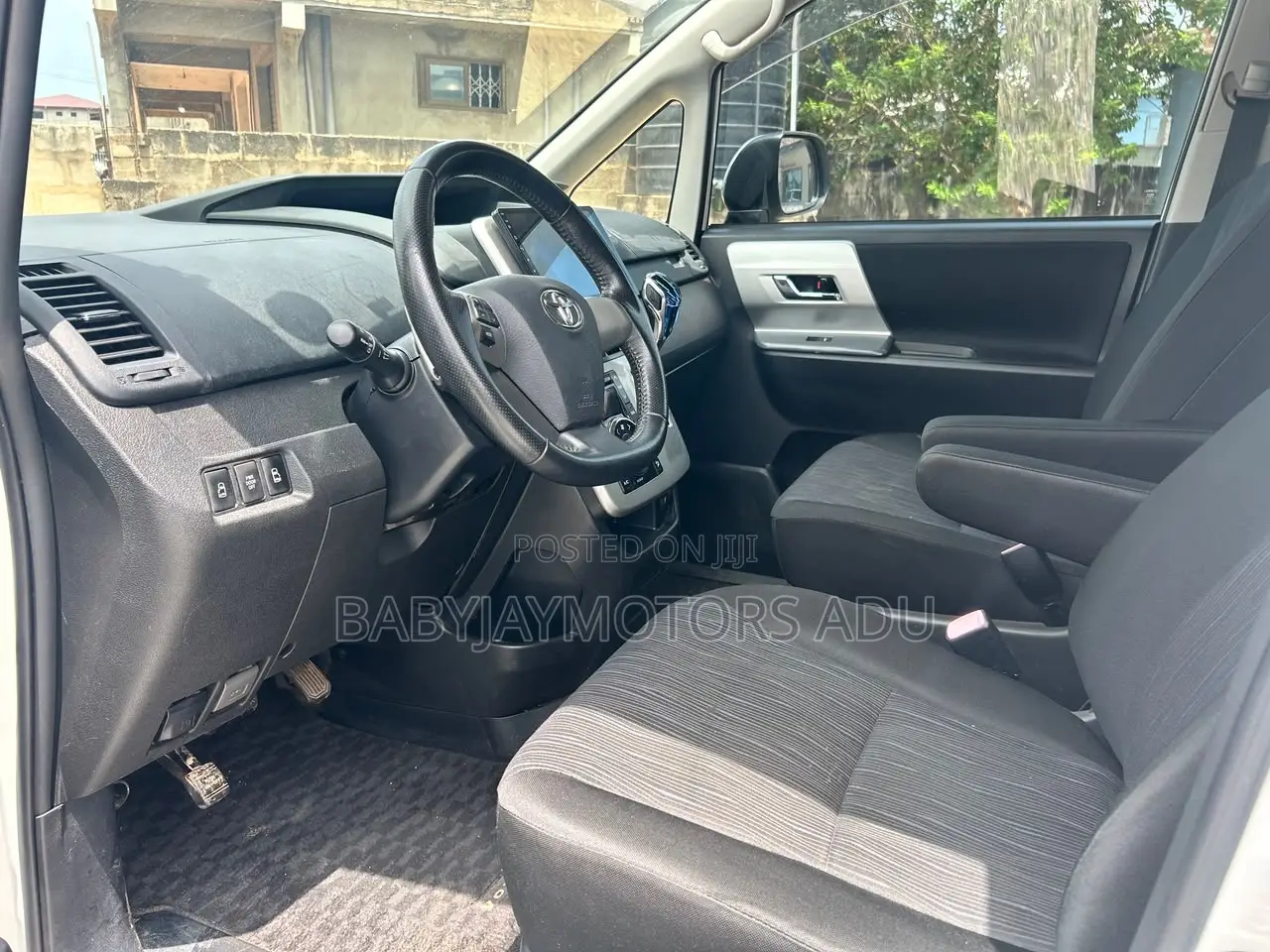 Toyota Voxy Trans-X 2WD 5-Seater 2013 Pearl