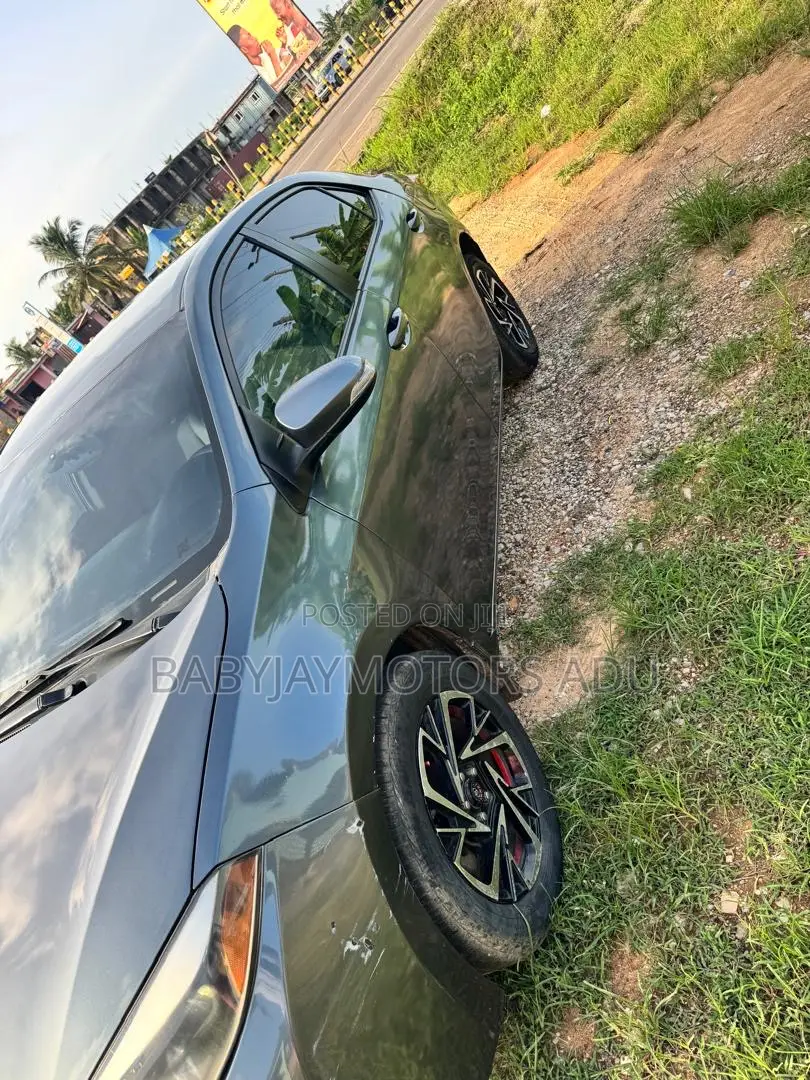 Toyota Corolla LE 4dr Sedan (1.8L 4cyl CVT) 2015 Gray