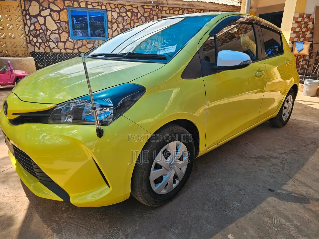 Toyota Vitz 2014 Yellow