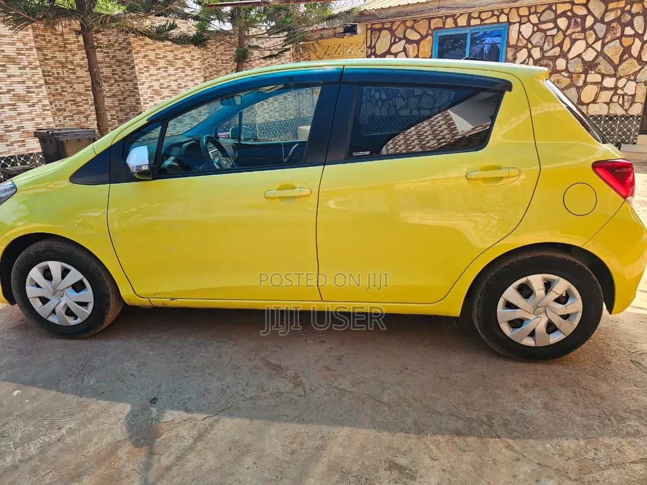 Toyota Vitz 2014 Yellow