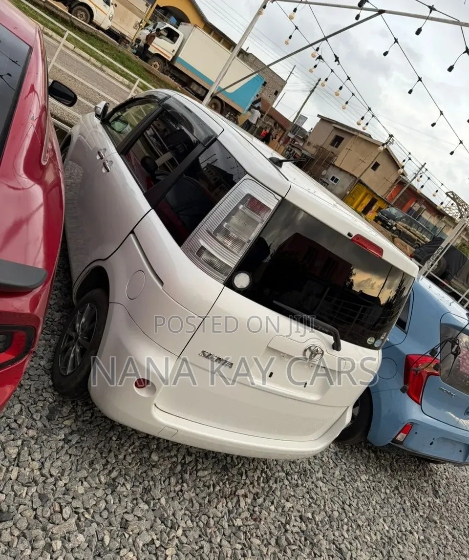 Toyota Sienta 1.5 AWD 2015 White