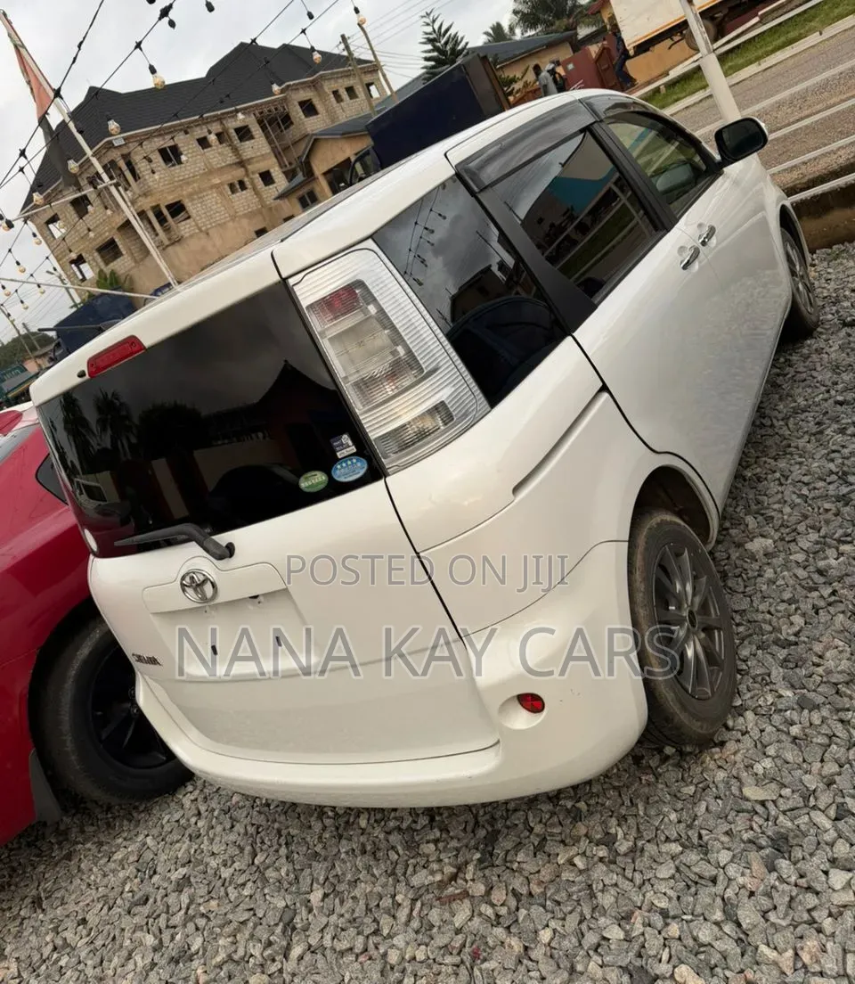 Toyota Sienta 1.5 AWD 2015 White